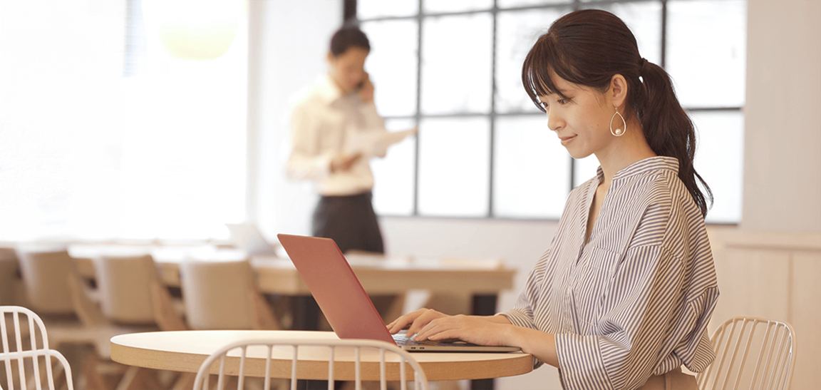 ノートパソコンで学習する女性